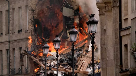 Una fuerte explosión en el centro de París causó pánico y dejó 16 heridos