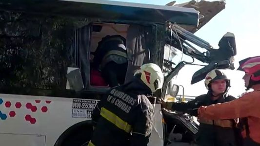 Violento choque entre un colectivo y un camión en la General Paz: 47 personas fueron asistidas