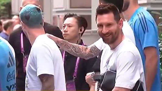 Enterate qué decía el cartel que hizo reír a Leo Messi en China