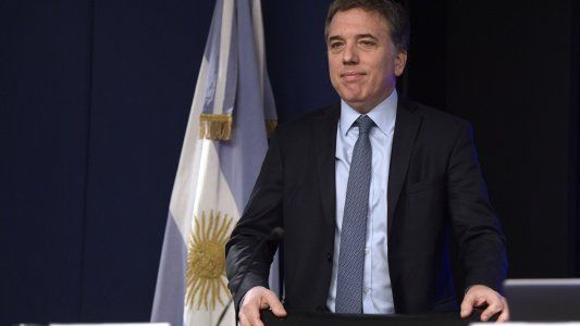 Dujovne, aliviado por la baja del dólar y a la espera de más plata de bancos