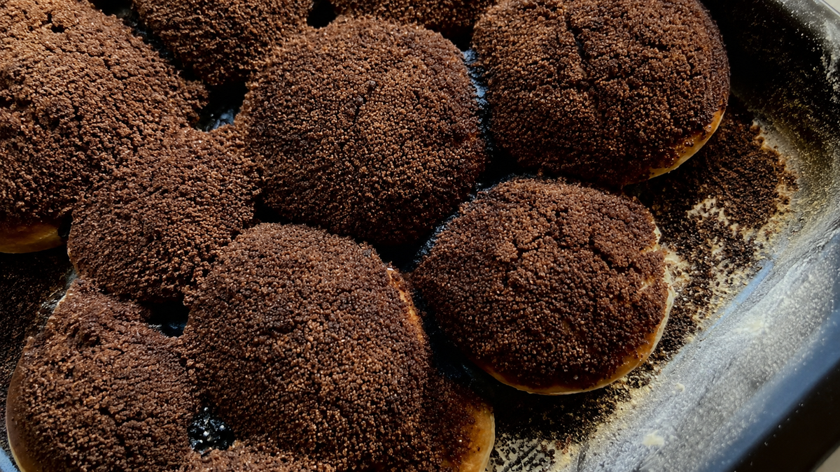 Las tortitas negras son una de las facturas más tradicionales de la Argentina. Foto: canal de YouTube Masa madre/ retocada con IA.&nbsp;