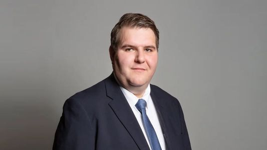 Un diputado conservador del Reino Unido reveló que es transgénero y narró el maltrato y las extorsiones que sufrió por ello