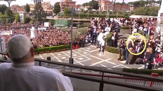 Quién es la señora de las flores amarillas a la que saludó especialmente el Papa Francisco