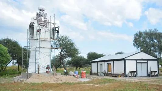Por qué la Iglesia Católica rechaza a San La Muerte: la gigante imagen que generó escándalo en Santiago del Estero