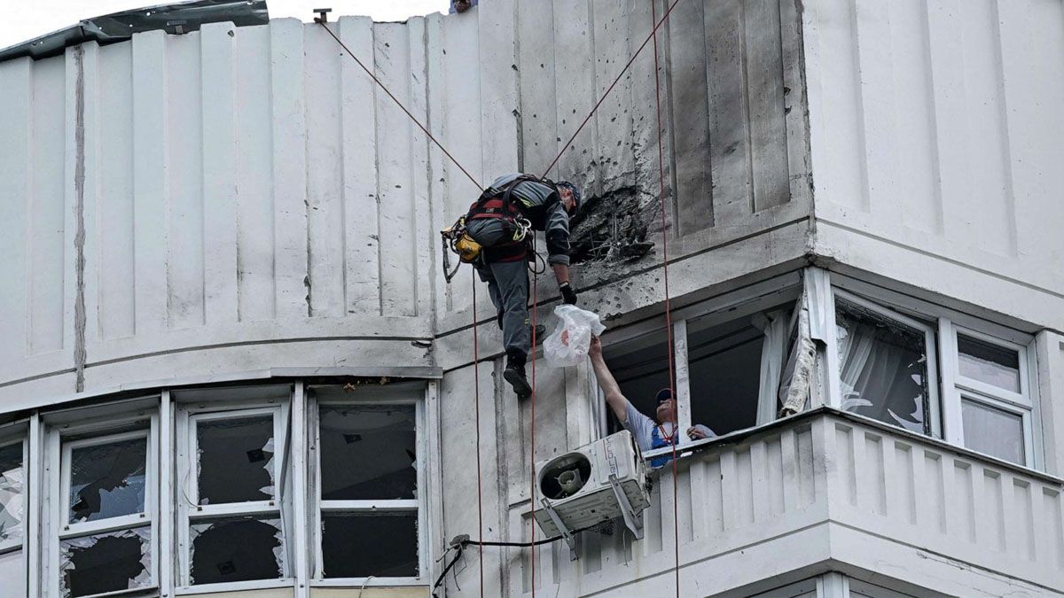 Equipos de rescate trabajan en un edificio de Moscú dañado por un drone. (Foto: Gentileza ABC News)