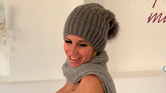 Florencia Peña combate el frío desnuda pero con gorro y bufanda