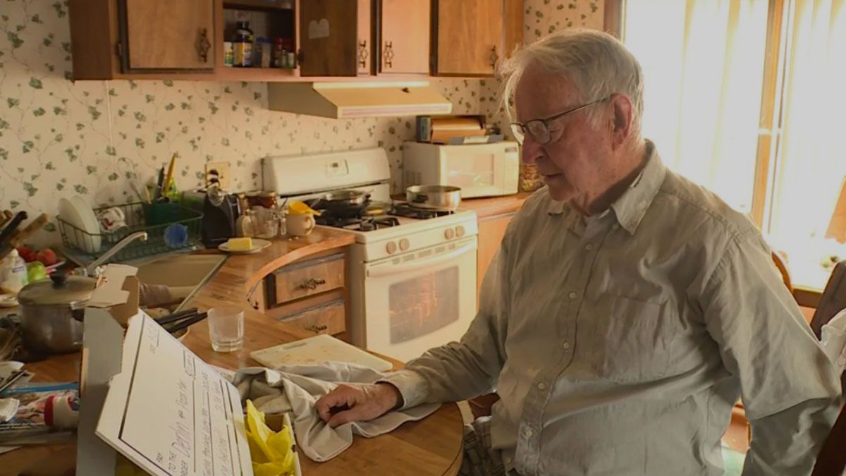 Derlin Newey tiene 89 años y trabaja como repartidor de pizza para llegar a fin de mes.