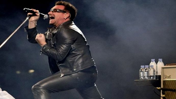 Bono está avergonzado por la música de U2