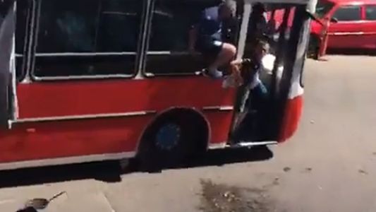 Un micro de Racing se equivocó de camino y le tiraron piedras, ladrillos y hasta ¡una sartén!