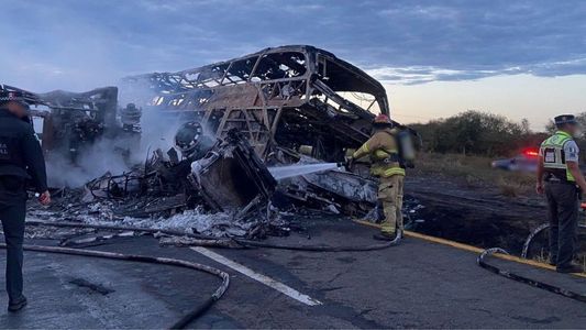 México: un choque entre un camión y un autobús dejó al menos 20 muertos