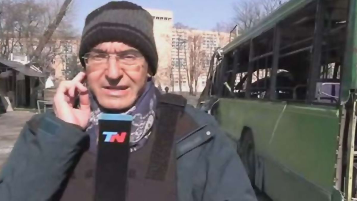 Nelson Castro tuvo que refugiarse en vivo por un tiroteo en Kiev.