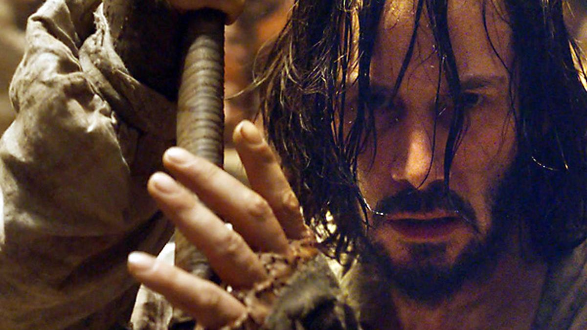 Coraje. Keanu Reeves, en el rol de guerrero mestizo Kai, debe enfrentarse con fuerzas y seres de poderes muy superiores a los de un hombre.