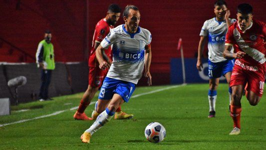 Argentinos se quedó sin invicto contra U. Católica en La Paternal: perdió 1-0 e igualmente está cerca de los octavos