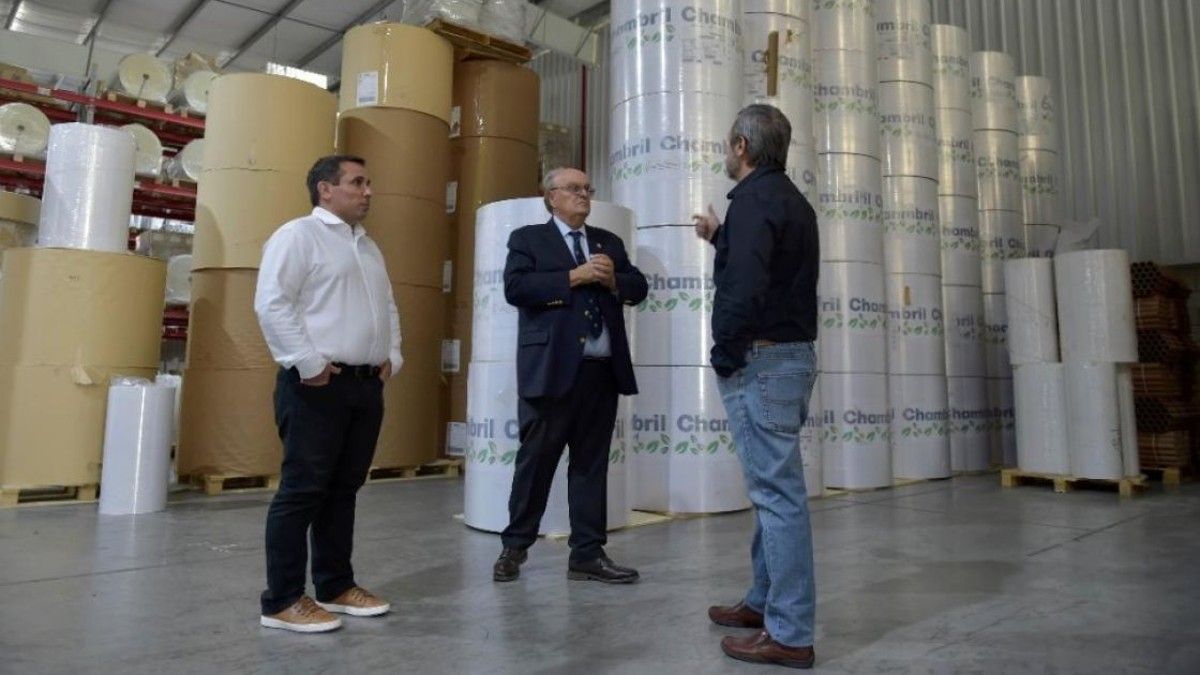 Ignacio de Mendiguren recorrió la planta y conversó con los dueños de Roll Paper