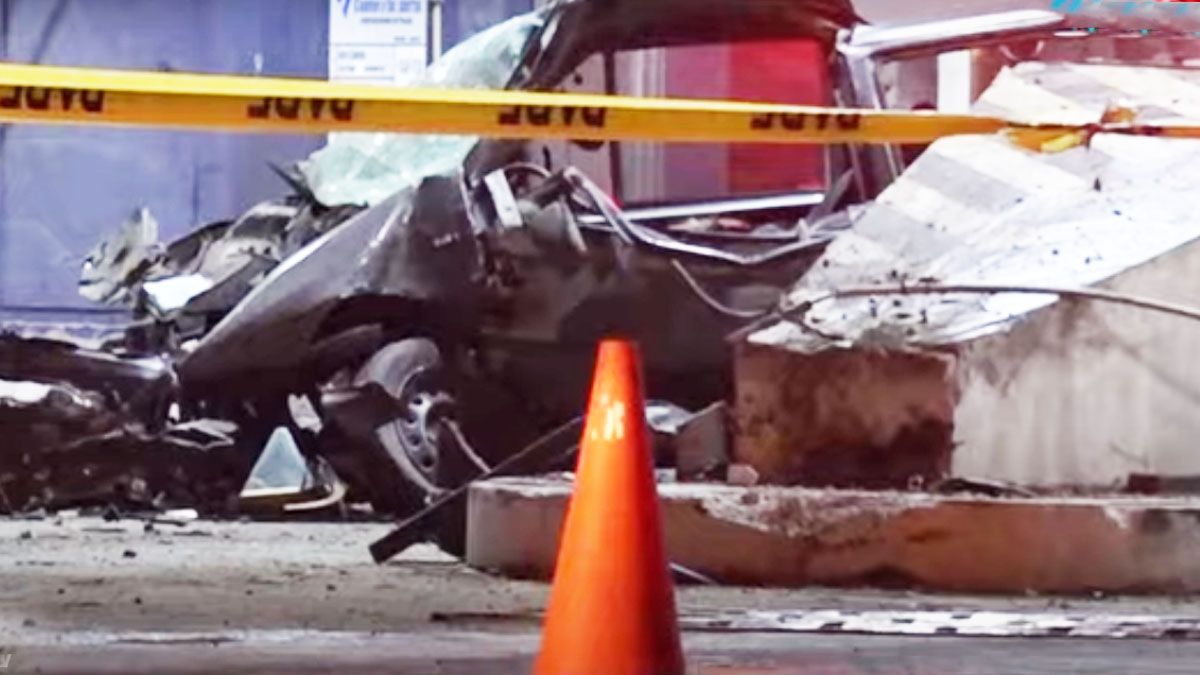 El asesino estrello intencionalmente el auto contra las defensas de cemento de la cabina de peaje. (Foto: Gentileza El País. uy)