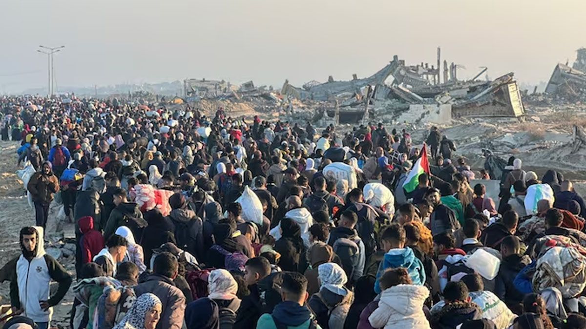 Entre ruinas, centenares de miles de gazat&iacute;es peregrinan de regreso al norte de la Franja. (Foto: Gentileza Sky News)