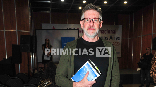 La emoción de Benjamín Vicuña al presentar su libro y ver una foto de su hija Blanca en su celular: las fotos