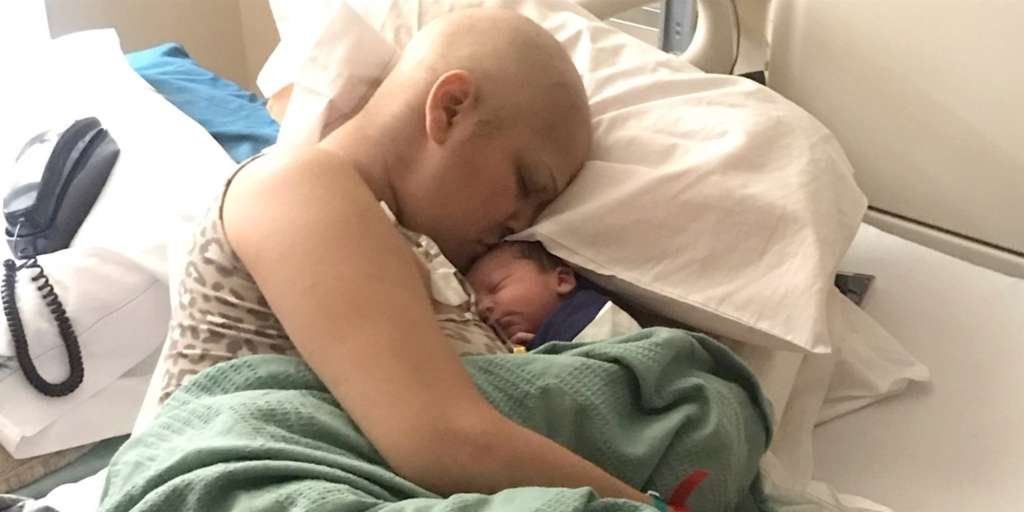 Dio a luz a un bebé sano tras someterse a quimioterapia por un cáncer de mama