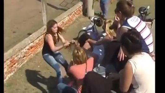 Dos mujeres ¡a las piñas! en una tribuna de fútbol