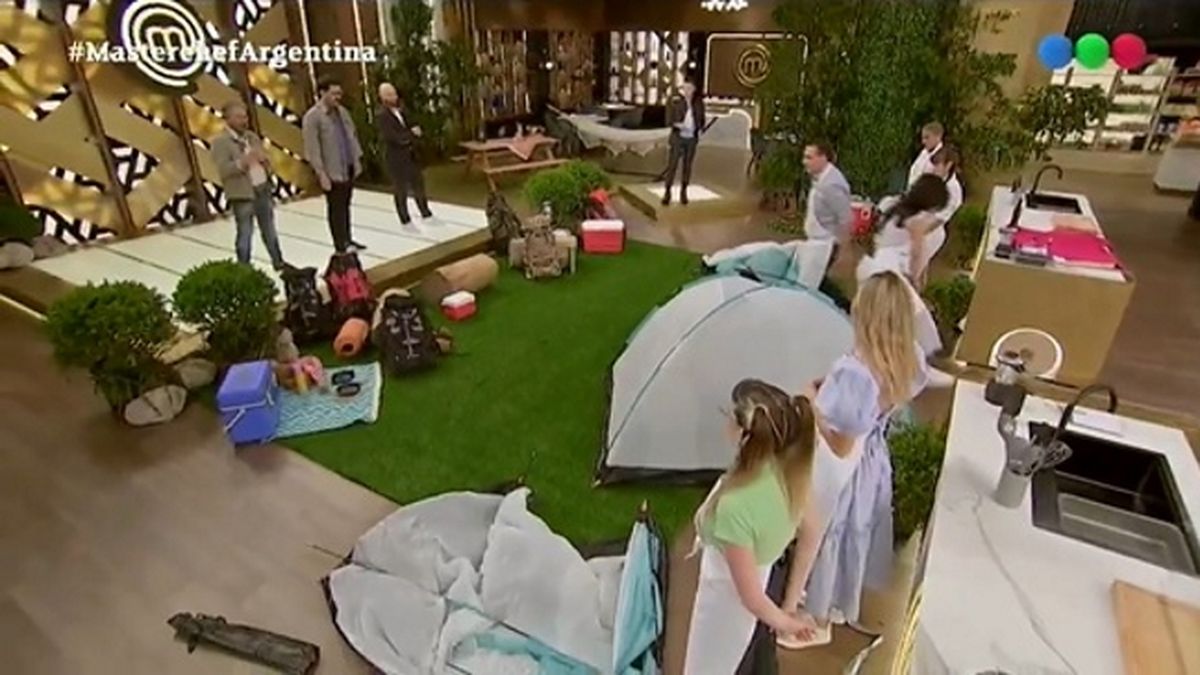 Anoche el primer desafío de MasterChef Celebrity para ganar beneficios pasó por armar una carpa. Mery del Cerro fue una de las participantes que no pudo hacerlo y las redes se lo hicieron saber. 