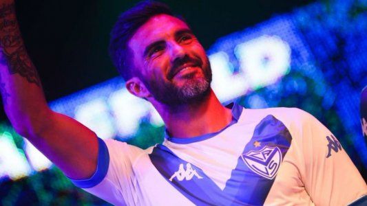 Cubero se acordó de Zárate en la presentación de la camiseta de Vélez