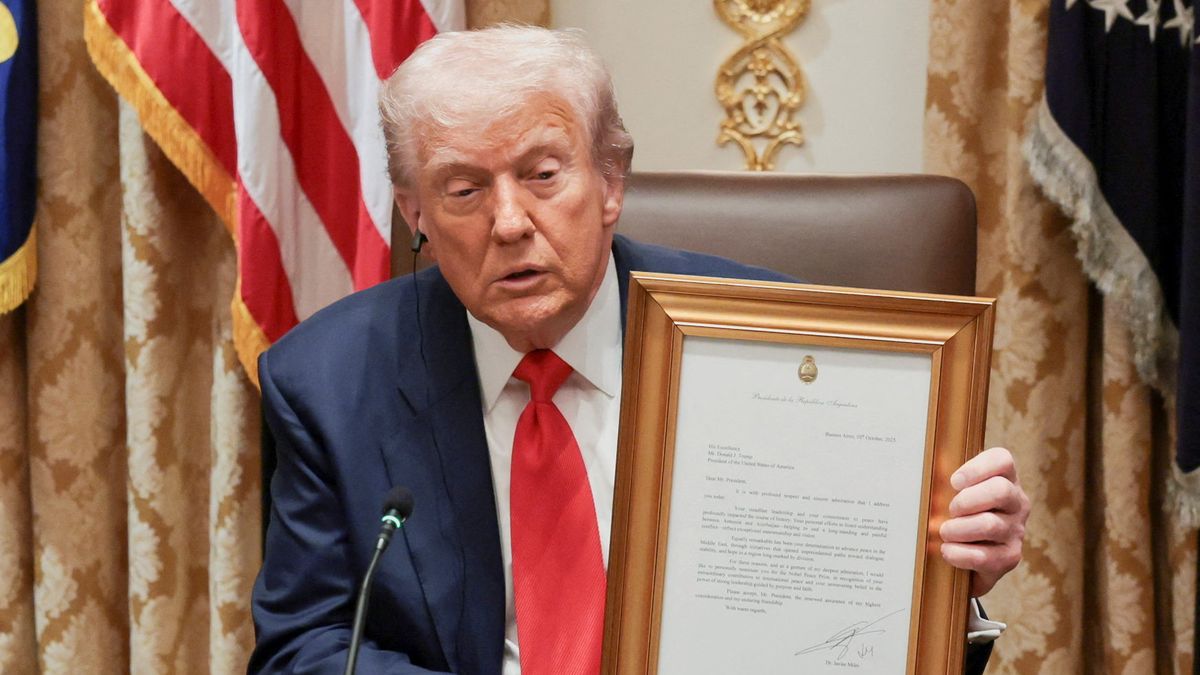 Trump recibi&oacute; el obsequio que le llev&oacute; Milei de parte de los familiares de los argentinos liberados por Hamas despu&eacute;s del acuerdo de paz que impuls&oacute; el mandatario en Medio Oriente (Foto: Reuters).