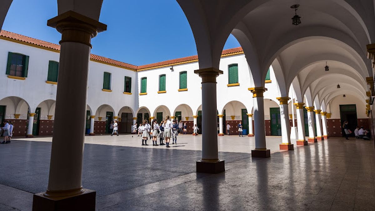 Denuncian que un joven vendía imágenes falsas creadas con Inteligencia Artificial de sus compañeras de colegio desnudas.