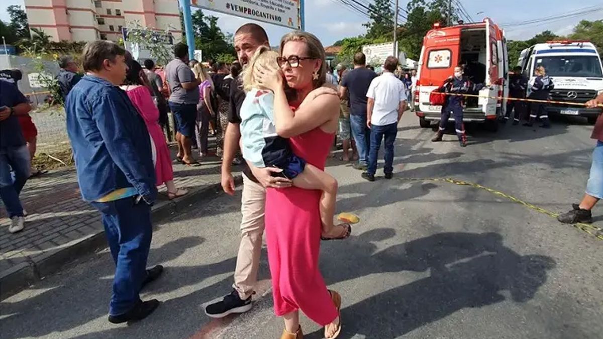 Una madre se abraza a su hija, que se salvó gracias a la valiente actitud de una profesora. (Foto: Diario de Nordeste)