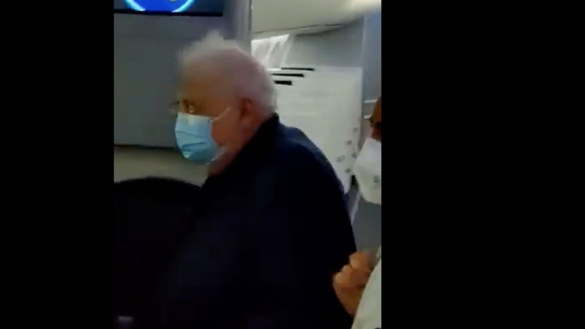 Ginés García fue cuestionado por los pasajeros que viajaban en el avión luego del aterrizaje (Foto: captura de pantalla).
