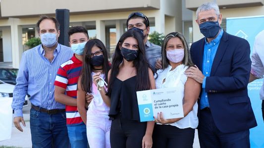 Ferraresi y Lammens entregaron viviendas de Procrear II