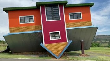 Tal como puede verse en las fotos publicadas por la cuenta oficial, las habitaciones y los ambientes del interior, así como el baño con su inodoro y su ducha están a la altura del techo. Lo mismo sucede en el exterior, ya que sobre el jardín se encuentra apoyado el techo. Tal como puede verse en las fotos publicadas por la cuenta oficial, las habitaciones y los ambientes del interior, así como el baño con su inodoro y su ducha están a la altura del techo. Lo mismo sucede en el exterior, ya que sobre el jardín se encuentra apoyado el techo.