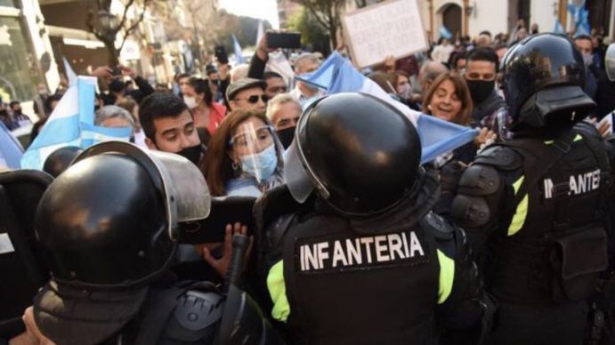 Videos: así fueron los incidentes en la previa del acto de Alberto Fernández