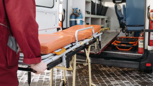 Estaba grave, lo llevaban en ambulancia al hospital y la fatalidad reapareció en su camino