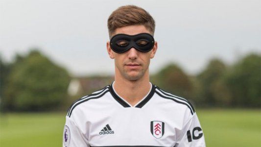 Luciano Vietto fue presentado en el Fulham con un antifaz y la razón tiene que ver con otro argentino