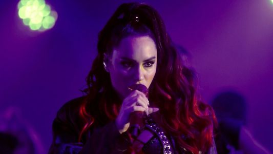 Los ardientes chapes de Lali Espósito con amigos y amigas famosos en pleno recital