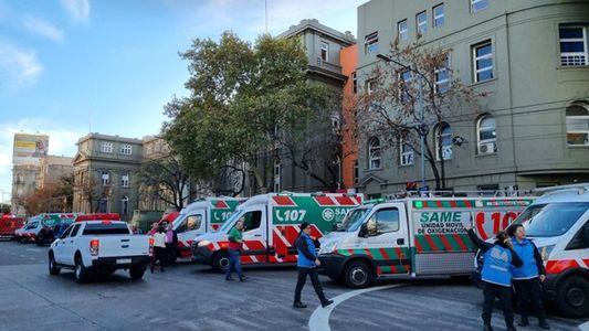 Alerta en la ex Casa Cuna: suspenden cirugías y trabajan 25 ambulancias del SAME por la presencia de humo