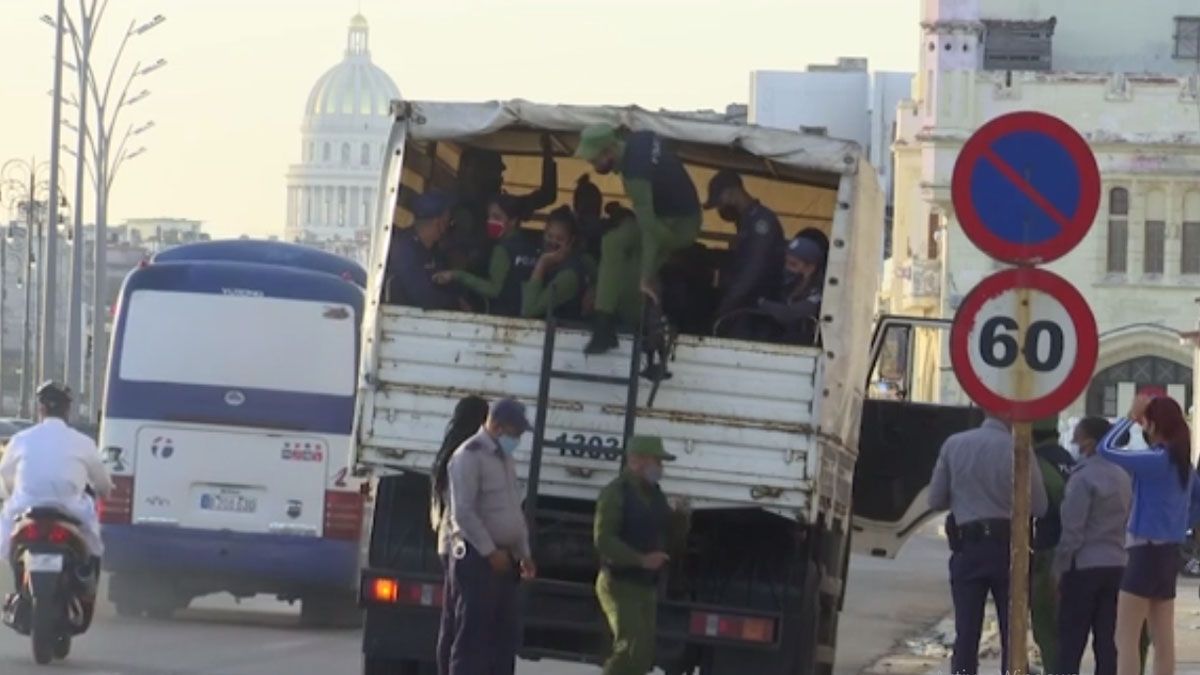 Militares patrullan las calles de La Habana (Foto: AP)