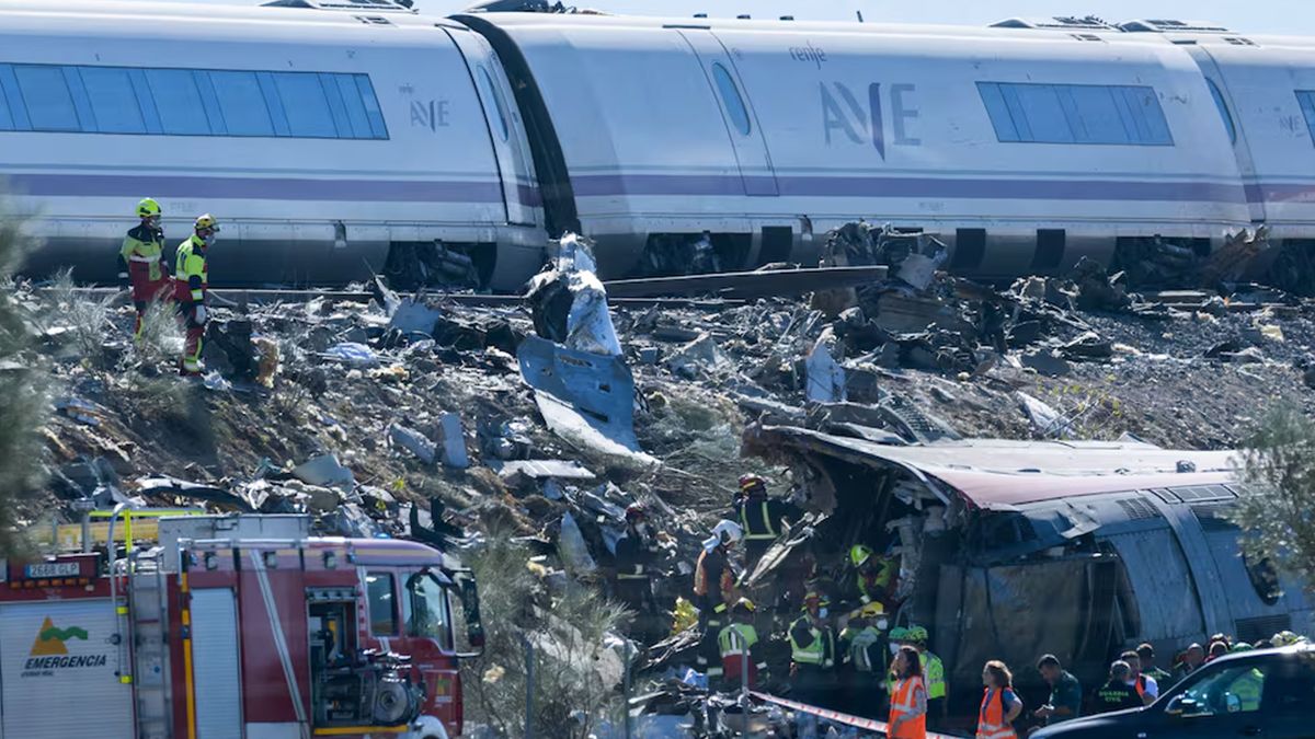 El tren de AVE que est&aacute; chocado de manera grave y fatal para muchas personas en alrededores de Toledo. (Foto: Gentileza El Pa&iacute;s).&nbsp;
