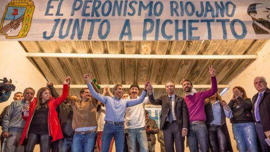 La Rioja: tras la visita de Pichetto, un juez le prohibió al PJ disidente cantar la marcha y hasta utilizar la V de la victoria
