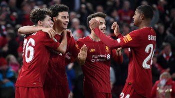 Copa de la Liga inglesa: Liverpool eliminó a Arsenal por penales tras empatar 5-5 en el partido del año