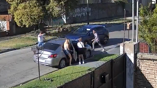 Violento robo en Llavallol: así le sacaron el auto a una pareja que estaba dejando a una amiga