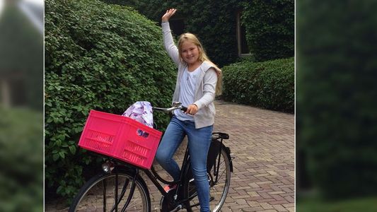 Amalia, la futura reina de Holanda, va en bicicleta al colegio