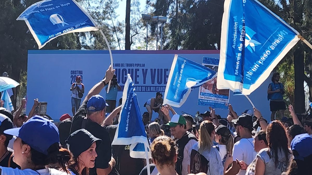 Movimiento Evita y La Cámpora, movilizados por el plneario.