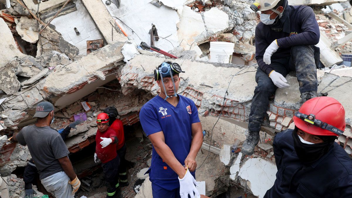 Los rescatistas entre las ruinas. Uno de los motivos por los que Delcy Rodríguez se peleó con la prensa internacional. (Foto: Reuters)