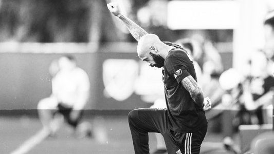 El conmovedor homenaje que Thierry Henry le hizo a George Floyd durante ocho minutos y 46 segundos en la MLS