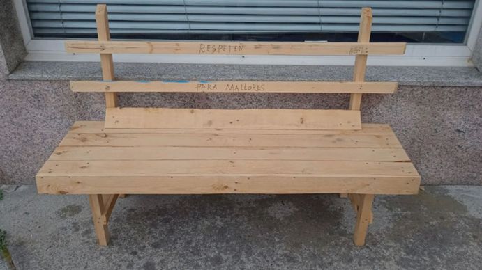 Un jubilado construyó un banco de madera para que su mujer, enferma, pueda descansar durante los paseos