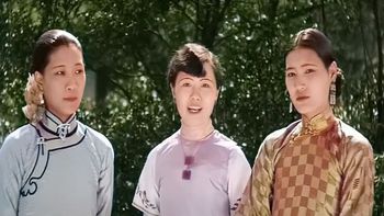 Dicho desfile fue presentado por una sobrina de Alfred Sao-Ku Sze, el primer embajador de China en Estados Unidos, quien manifestó que las mujeres chinas de aquella época usaban tanto el cabello corto occidental como el estilo más tradicional chino. Dicho desfile fue presentado por una sobrina de Alfred Sao-Ku Sze, el primer embajador de China en Estados Unidos, quien manifestó que las mujeres chinas de aquella época usaban tanto el cabello corto occidental como el estilo más tradicional chino.