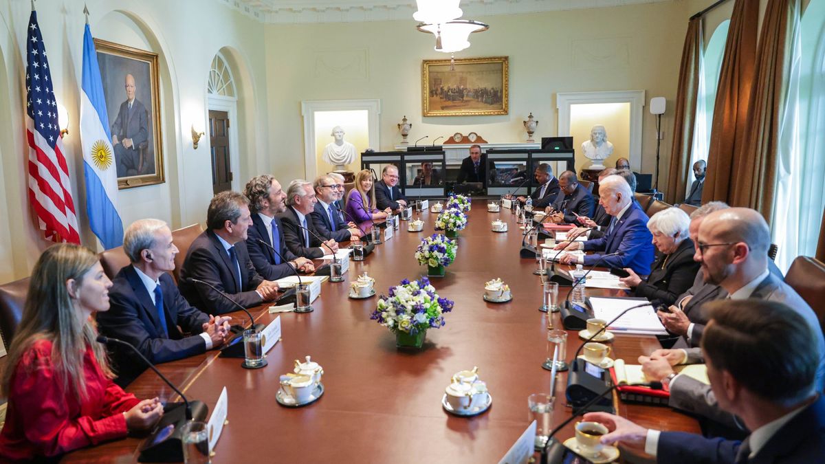 Alberto Fernández y Joe Biden encabezaron una extensa reunión en la Casa Blanca con los equipos de gobierno. ¿De qué se trata el puente en la transición que prometió Biden? Foto: Presidencia.