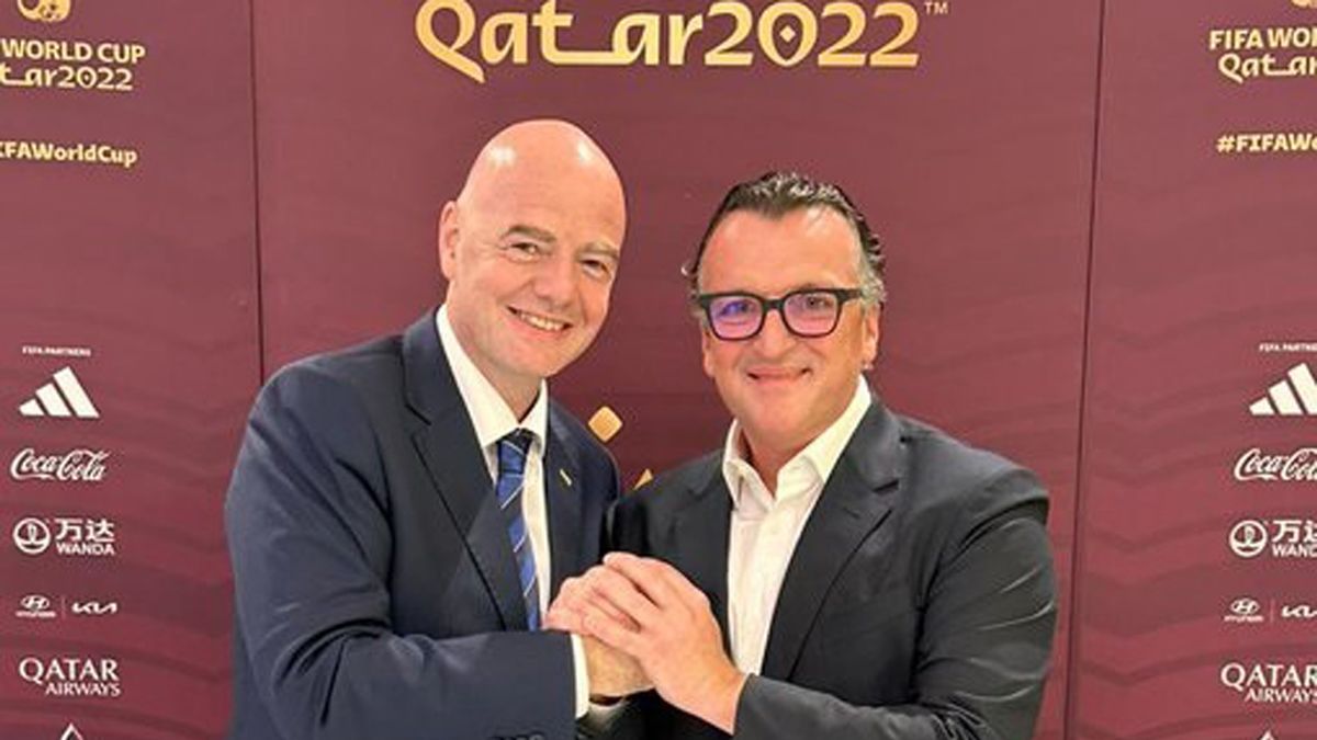 Mart&iacute;n Migoya y Gianni Infantino, presidente de FIFA, en el Mundial de Qatar. Globant acompa&ntilde;a a la entidad deportiva en su transformaci&oacute;n digital. (Foto Twitter @migoya)