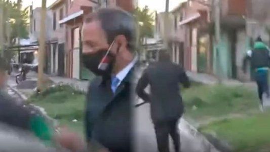 Le robaron el celular a un periodista antes de salir al aire y corrió al delincuente: las imágenes